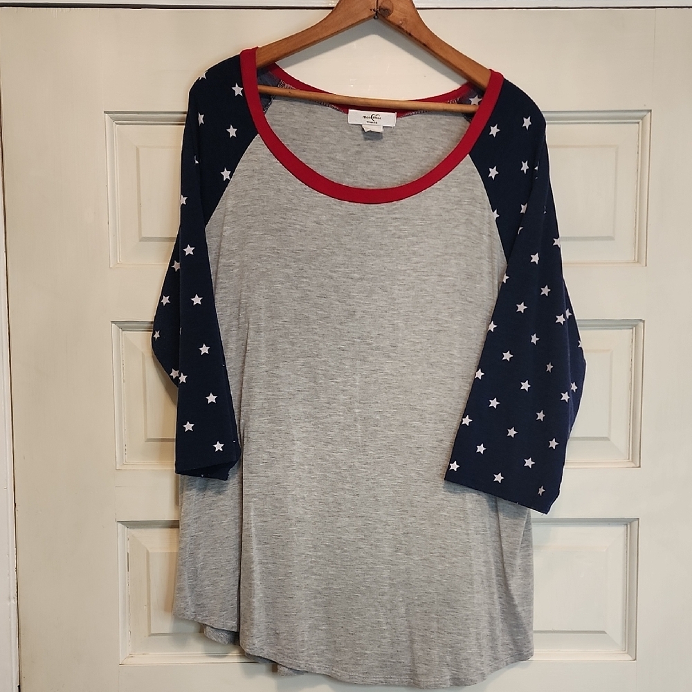 Moa Moa Woman Knit 3/4 Length Sleeve Knit Top White Stars With Gray & Red